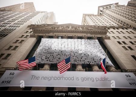 New York, USA. 19 Nov, 2015. La Bourse de New York est décoré pour le processeur de paiement mobile Square's premier appel public à l'épargne le Jeudi, Novembre 19, 2015. Les ventes de Square est ouverte à $9 une part bien en deçà des 11-13 il avait espéré pour valoriser l'entreprise à seulement 2,9 milliards de dollars. La NYSE et Square créé un village 'carre' à l'extérieur de l'échange avec les marchands à l'aide de la mise en place de carrés à la foire. Crédit : Richard Levine/Alamy Live News Banque D'Images