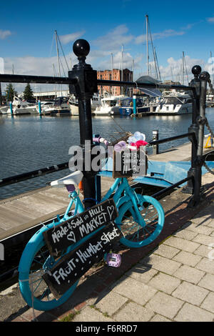 Royaume-uni, Angleterre, dans le Yorkshire, Hull, Princes Dock Road, peint bleu vélo enfant Marché du week-end de la publicité Banque D'Images