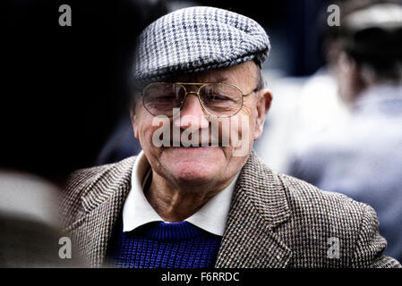 Un vieux monsieur portant une casquette et une veste en tweed Banque D'Images