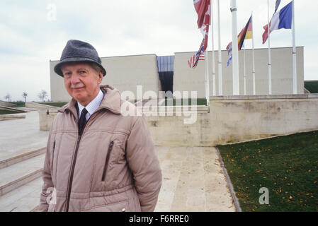 Un ancien officier de la RAF WWII en dehors de la Mémorial de Caen musée et monument aux morts. Caen. La Normandie. La France. L'Europe Banque D'Images