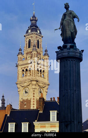 La colonne de la déesse et le beffroi de la chambre de commerce de Lille. Le Nord-Pas de Calais. La France. L'Europe Banque D'Images