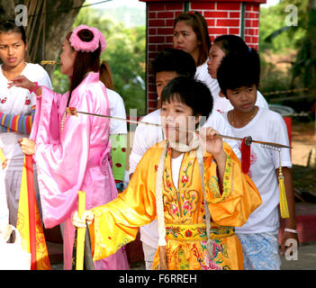 Thailande Phuket Mah Jong Festivals avec leur visage percé en procession dans les rues de Phuket Adrian Baker Banque D'Images