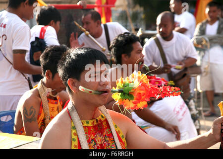 Thailande Phuket Festivals UN Mah Jong en passant par le rituel du visage piercing Adrian Baker Banque D'Images