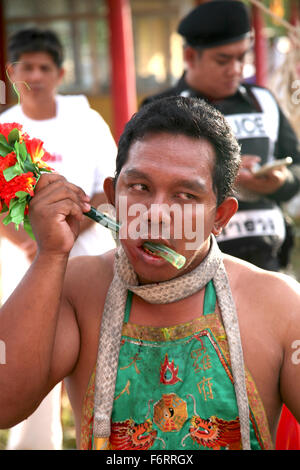 Thailande Phuket Festivals UN Mah Jong en passant par le rituel du visage piercing Adrian Baker Banque D'Images