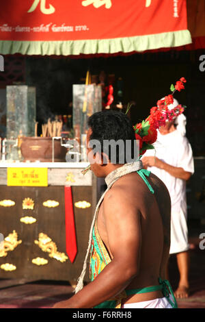 Thailande Phuket Festivals UN Mah Jong en passant par le rituel du visage piercing Adrian Baker Banque D'Images