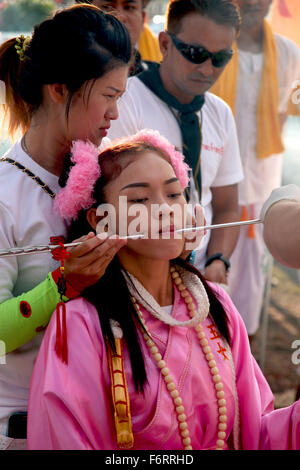 Thailande Phuket Festivals UN Mah Jong en passant par le rituel du visage piercing Adrian Baker Banque D'Images