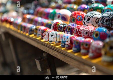 Le Jour des morts les souvenirs à thème for sale at market stall à Chichen Itza, Mexique Banque D'Images