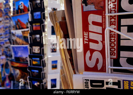 Tabloïds britanniques en vente à Albufeira Algarve. Le Portugal. L'Europe Banque D'Images