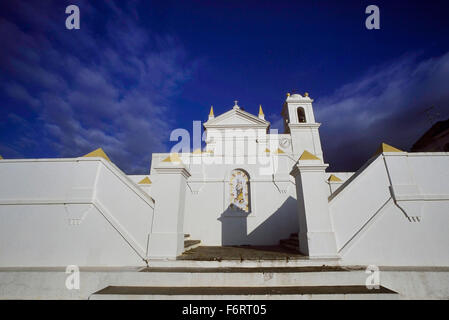 L'église Igreja Nova Misericordia à Aljezur. L'Algarve. Le Portugal. L'Europe Banque D'Images