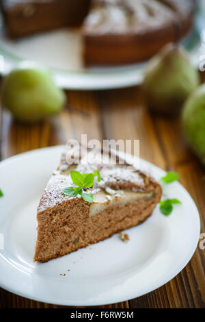 Gâteau aux poires dans du sucre en poudre sur une table en bois Banque D'Images