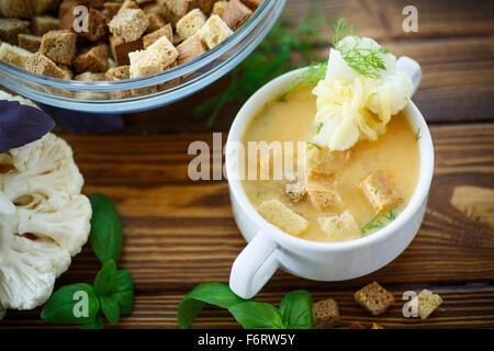 Soupe de chou-fleur en purée dans une assiette sur la table Banque D'Images