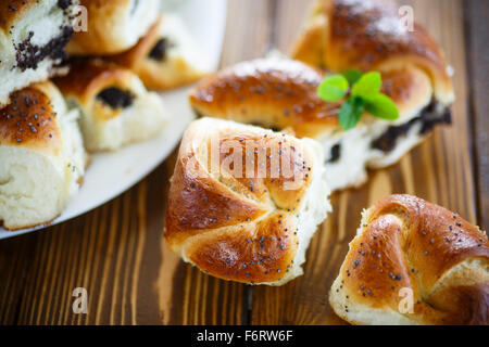 Brioches sucrées rempli de coquelicot sur la table Banque D'Images