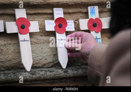 Personne plaçant coquelicot du jour CROIX SUR WAR MEMORIAL RE COQUELICOTS GUERRE BRITISH LEGION SOLDATS MORTS AU PREMIÈRE GUERRE MONDIALE EST MORT UK Banque D'Images