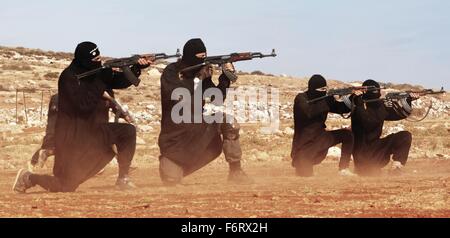 État islamique d'Irak et du Levant photo montrant la propagande des militants masqués tirant fusils automatiques AK-47. Banque D'Images