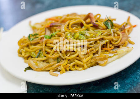 La consommation de porc lo mein Nouilles chinoises avec des baguettes Banque D'Images