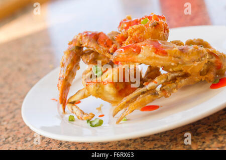 Thaï délicieux crabe frit avec sauce rouge doux arroser Banque D'Images