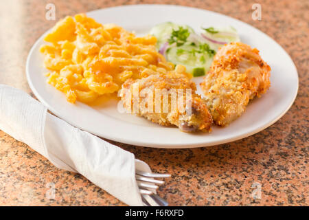 Country fried chicken avec le macaroni au fromage fait maison avec concombres Banque D'Images