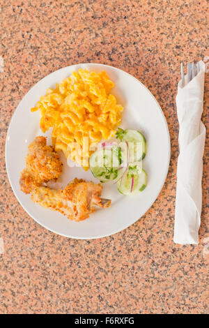 Country fried chicken avec le macaroni au fromage fait maison avec concombres Banque D'Images