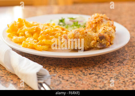 Country fried chicken avec le macaroni au fromage fait maison avec concombres Banque D'Images