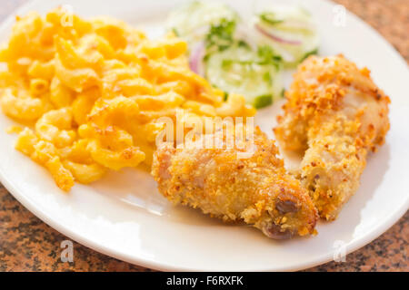 Country fried chicken avec le macaroni au fromage fait maison avec concombres Banque D'Images