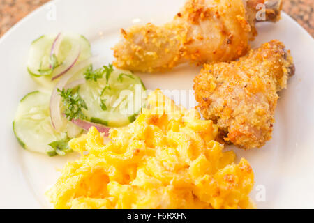 Country fried chicken avec le macaroni au fromage fait maison avec concombres Banque D'Images