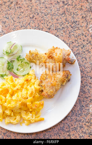 Country fried chicken avec le macaroni au fromage fait maison avec concombres Banque D'Images