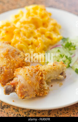 Country fried chicken avec le macaroni au fromage fait maison avec concombres Banque D'Images