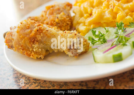 Country fried chicken avec le macaroni au fromage fait maison avec concombres Banque D'Images