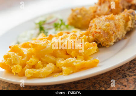 Country fried chicken avec le macaroni au fromage fait maison avec concombres Banque D'Images