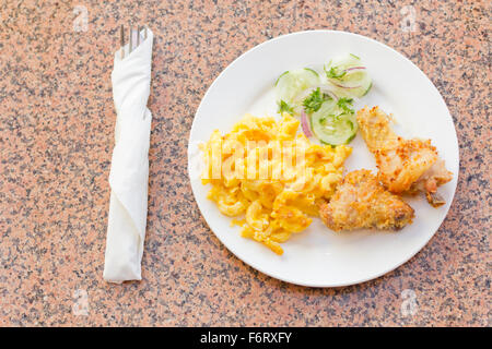 Country fried chicken avec le macaroni au fromage fait maison avec concombres Banque D'Images