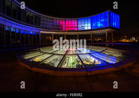 Bâtiment de couleur EXPO 58 à Prague, République tchèque. Dans l'EXPO 58 bâtiment drapeau Français tricolore. Faire levier pour Paris. Banque D'Images