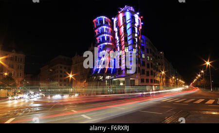 Lumière de Nuit à Prague, Maison dansante. République tchèque. Banque D'Images