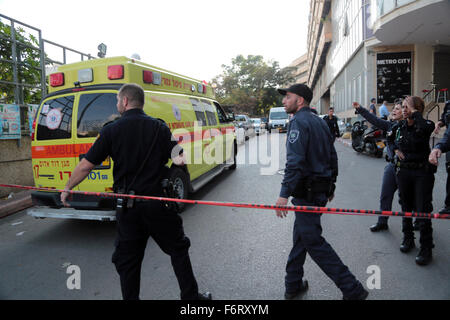 (151119) -- JÉRUSALEM, 19 novembre 2015 (Xinhua) -- la police israélienne a joint le théâtre d'une attaque de poignard à Tel Aviv, Israël, le 19 novembre 2015. Un Palestinien armé d'un couteau sur un poignard spree tué deux hommes israéliens et blessé un autre lors d'une chapelle sur le front de mer de Tel Aviv, jeudi. Police a identifié le suspect comme 24-year-old palestinien de Cisjordanie Dura, un village dans le sud-ouest d'Hébron. Son nom n'a pas été immédiatement relâché, mais Channel 2 TV News a signalé qu'il n'avait pas de précédent record de participation à des actes de terreur. (Xinhua/JINI) Banque D'Images