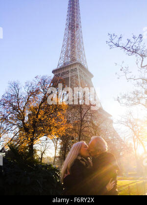 Caucasian couple kissing sous la Tour Eiffel, Paris, Ile Banque D'Images