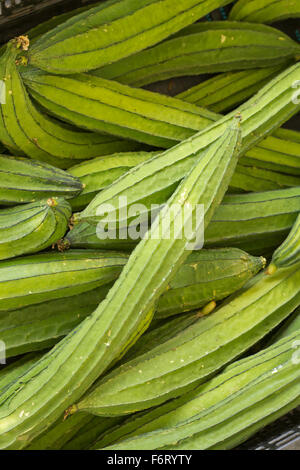 Pile de l'okra mûres pour la vente au marché de producteurs locaux Banque D'Images