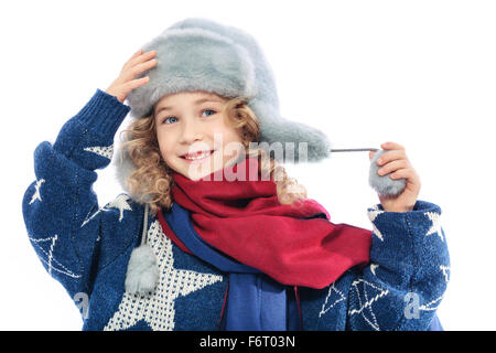 Girl wearing fur hat hiver.Portrait d'un enfant habillé en hiver hat et Mom's pull-over chaud tricoté.sur son cou qu'elle porte Banque D'Images