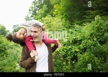 Père fille portant sur les épaules Banque D'Images