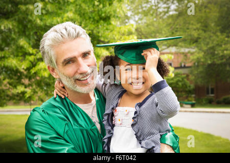 Diplômé du Collège père holding daughter Banque D'Images