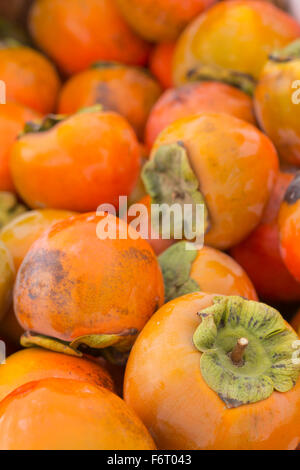 Kaki bio fruits en tas à marché agricole local Banque D'Images