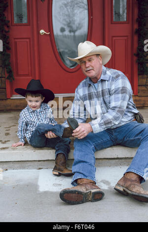 Caucasian farmer sitting on Front Porch Banque D'Images