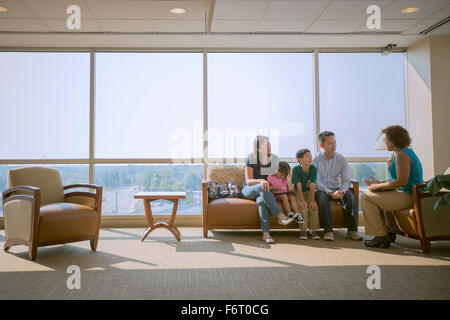 Doctor talking to patients en salle d'attente Banque D'Images