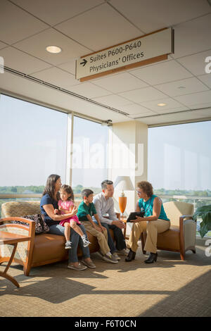 Doctor talking to patients en salle d'attente Banque D'Images