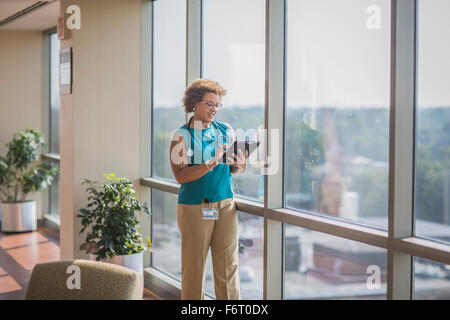 African American doctor using digital tablet Banque D'Images