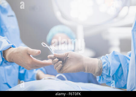 Remise des chirurgiens en salle d'opération forceps Banque D'Images