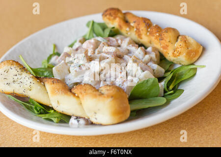 La salade de pommes de terre sur lit de pain d'épinards verts avec torsades Banque D'Images