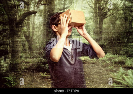 Mixed Race boy sur le site de la case à forest Banque D'Images