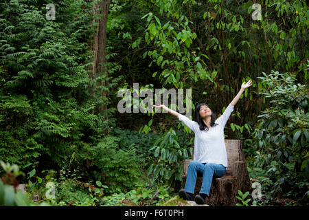 Japanese woman cheering in garden Banque D'Images