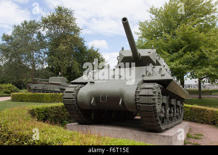 La seconde guerre mondiale, deux réservoirs de 2 jours sur l'affichage à l'extérieur du d-day museum à Bayeux Banque D'Images