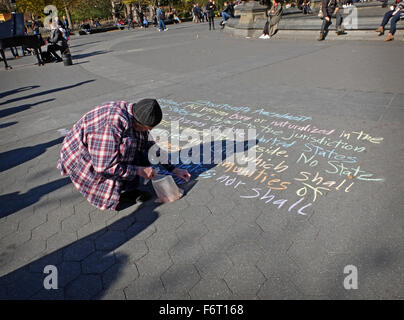 Un manifestant de Wall street SC Shryock Écrit le 14e amendement à la craie à Washington Square Park à New York City Banque D'Images