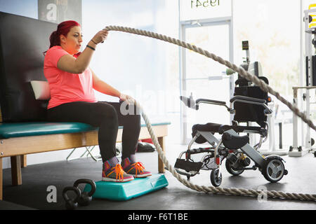 Femme handicapée de faire la thérapie physique en salle de sport Banque D'Images